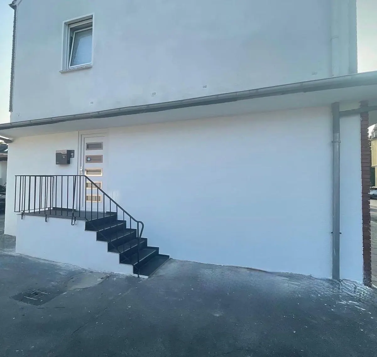 Fassade am Eingang nachher