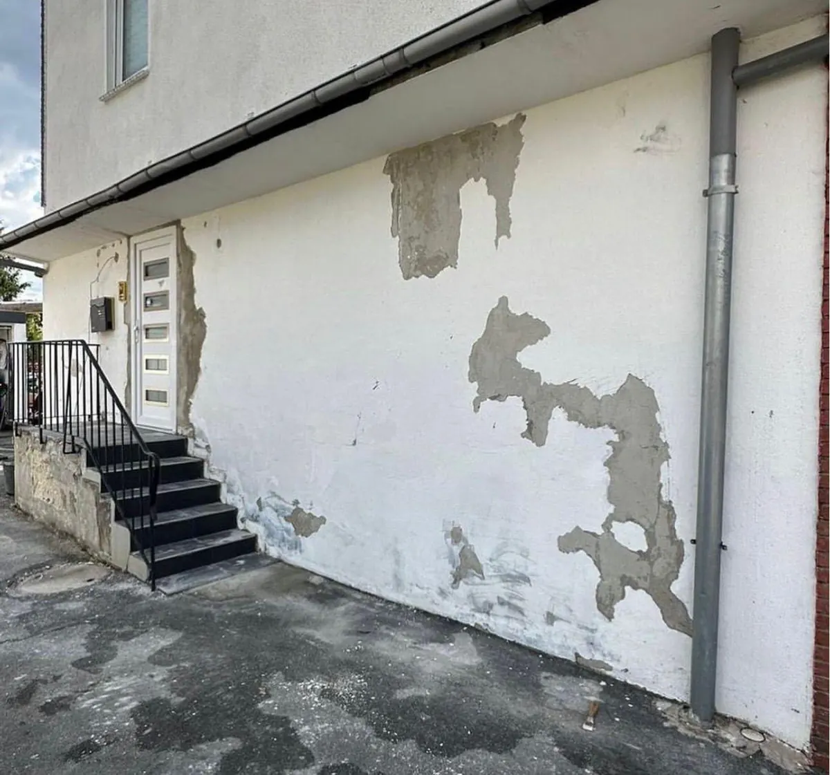 Fassade am Eingang vorher